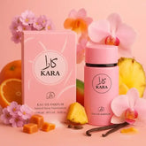 Roze cilindrische kara eau de parfum fles met bijpassende roze dop en zwarte band met merklogo kara light pink