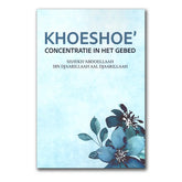 Blauwe bloemrijke boekomslag met witte tekst en zwarte ontwerpdetails voor Khoeshoe – Concentratie in het Gebed