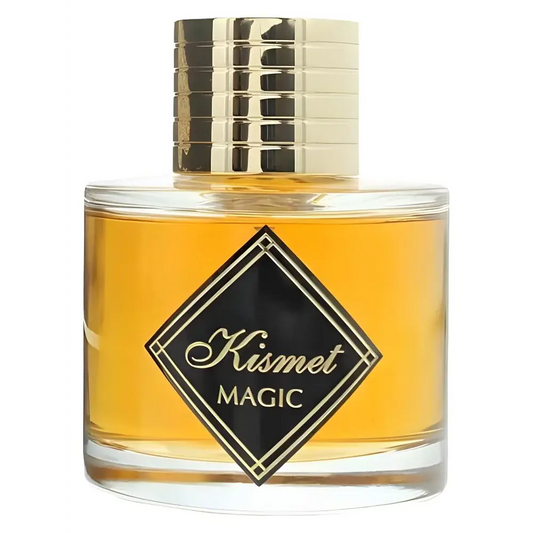 Een helder glazen flesje kismet magic parfum met een goudkleurige geribbelde dop en een zwart label met goudkleurige letters