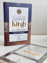 Een luxe navy en goudgebonden editie van kitab at-tawheed door imam al-bukhari met islamitische geometrische patronen