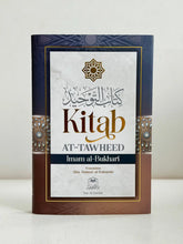 Een marineblauw en bruin hardbackboek met goudembossing arabisch schrift getiteld kitab at-tawheed door imam al-bukhari