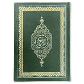 Groene koran arabisch suède met gouden ornamentatie en Arabisch kalligrafie op de cover