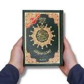 Groene en gouden Koran Tajweed small 17x12cm vastgehouden in handen, geschikt voor zowel persoonlijk gebruik