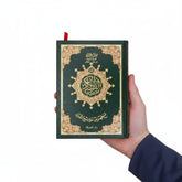 Groene en gouden Koran Tajweed small 17x12cm vastgehouden in handen, geschikt voor zowel persoonlijk gebruik