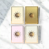 Vier decoratieve Koran covers met Arabisch leren kaft in pastelkleuren
