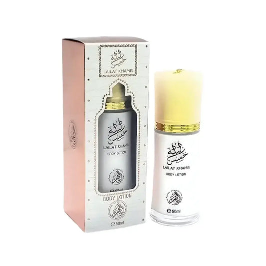 Lailat khamis body lotion in een slanke witte fles met gouden accenten en een sierlijk boogontwerp op de verpakking