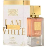 Een rechthoekig glazen parfumflesje lattafa parfum ana abiyedh poudrée met gouden dop en perzikkleurige vloeistof