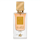 Rechthoekige glazen parfumfles met gouden dop en sierlijk etiket, bevat perzikkleurige vloeistof van Lattafa Parfum Ana Abiyedh Poudrée