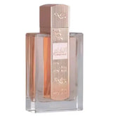 Een rechthoekige glazen parfumfles angaham second song met een roségouden metalen dop en verticale gravures gevuld met amberkleurige geur