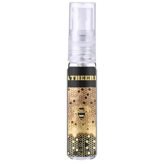 Een heldere sprayfles lattafa atheri met een zwart-gouden honingraatdesign en bijillustratie op het label