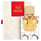 Gouden vierkante dop siert de transparante glazen fles met amberkleurige lattafa aura eau de parfum