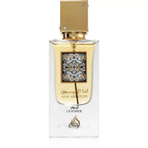 Een rechthoekige glazen parfumfles lattafa parfum ana abiyedh leather met gouden dop en arabische kalligrafielabel