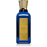 Diepblauwe rechthoekige parfumfles lattafa parfum azeezah met gouden textuurdop en arabische gouden etiket