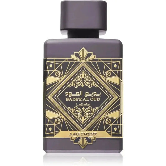 Donkerpaarse rechthoekige lattafa parfum flacon badee al oud met goudkleurige geometrische en bloemrijke reliëfdesigns