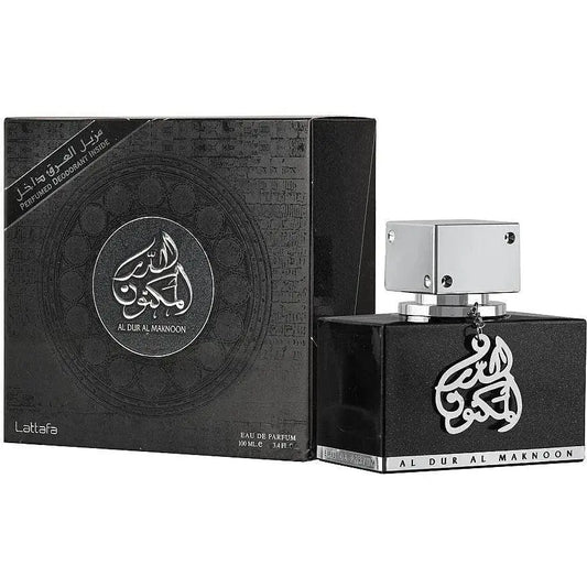 Een zwarte vierkante parfumfles met zilveren dop en arabische kalligrafie van lattafa parfum al dur al maknoon