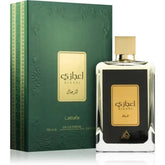Elegante rechthoekige glazen fles van lattafa parfum ejaazi met zwart label, gouden opdruk en vierkante gouden dop