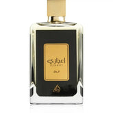 Lattafa parfum ejaazi met een rechthoekige doorzichtige glazen fles, zwart label en gouden dop