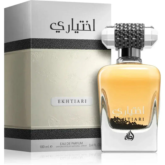 Een strakke transparante glazen fles lattafa parfum ekhtiari eau de parfum met gouden gele vloeistof en zilveren diamantpatroon dop