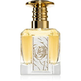 Een rechthoekige glazen parfumfles lattafa parfum mazaaji met een goudkleurige dop en een gegraveerd roosontwerp gevuld met goudgeel parfum
