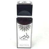 Zwart rechthoekig Lattafa Parfum Nadir eau de parfum fles met zilveren rand en arabisch-geïnspireerd etiket van 100ml