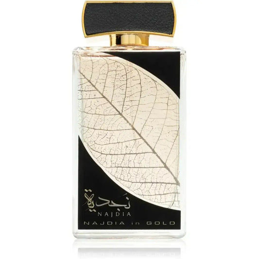 Een rechthoekige glazen parfumfles lattafa parfum najdia gold met een zwarte en gouden dop en een doordachte bladdecoratie