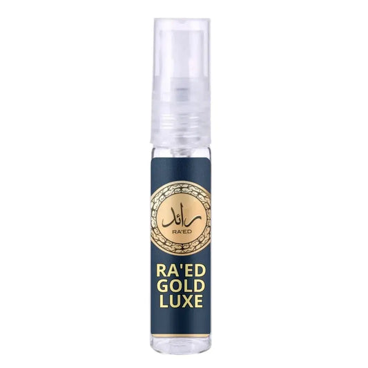 Een strak transparant sprayflesje met een donkerblauw label en goudkleurige arabische kalligrafie voor lattafa parfum raed gold luxe