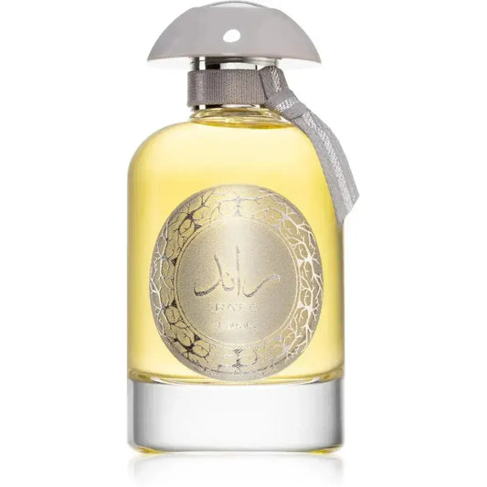 Een elegante transparante glazen fles met zilverkleurige dop en arabische wijzerplaat met lichte gele lattafa parfum raed silver