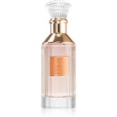 Een elegant facetten glazen parfumflesje met een roségouden dop en kristallen stopper met lichtroze vloeistof van lattafa parfum velvet rose