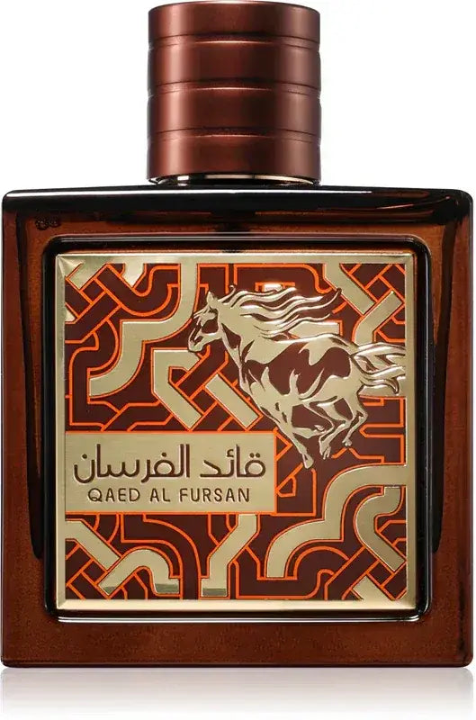Een amberkleurige glazen parfumfles met een koperen dop en een label met een zilveren paard voor lattafa qaed al fursan untamed