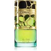 Een elegant goudkleurig lattafa qimmah women parfumflesje met een ingewikkeld uitgezaagd ontwerp en groene vloeistof