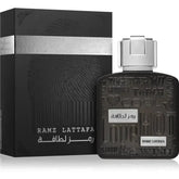 Donkere mat zwarte parfumfles met zilveren dop en reliëf tekst van ramz lattafa in lattafa parfum ramz silver