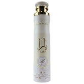 Witte cilindrische luchtverfrisser met gouden accenten en arabische letters van het merk yara moi 300 ml