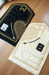 Luxe gebedsmat set voor koppels in zwart en crèmewit fluweel met gouden arabische kalligrafie en hartmotief