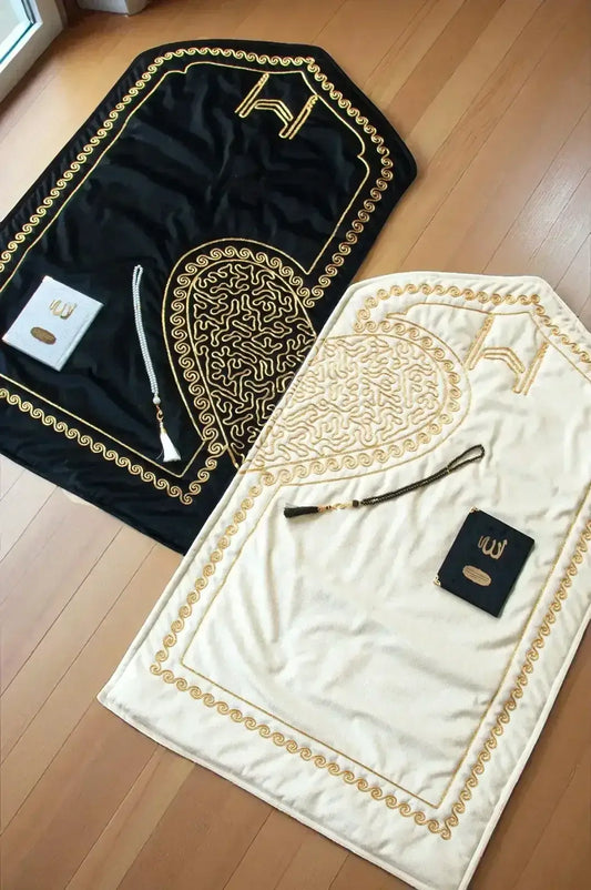 Luxe gebedsmat set voor koppels in zwart en crèmewit fluweel met gouden arabische kalligrafie en hartmotief