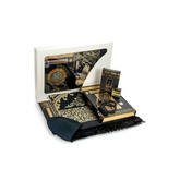 Luxe Kaaba cadeauset met zwarte gebedskleed, tasbih, koran, parfum, mutsje en siwak - Islamboekhandel.nl