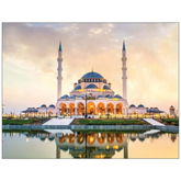 Ornate Moskee met minaretten en reflectie in Sharjah Verenigde Arabische Emiraten