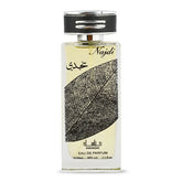 Een rechthoekige glazen fles najdi eau de parfum van manasik met zwart zilveren dop en bladpatroon