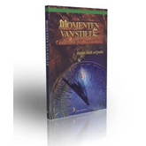 Boek Momenten van stilte met een donkere cover en symbolen van religieuze vastberadenheid