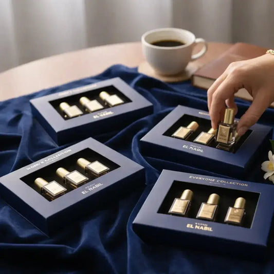 Elegante navy blauwe geschenkdozen met elk drie goudkleurige parfumflesjes van glazen vierkante basis el nabil musc collectie