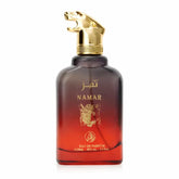 Een elegante glazen fles namar eau de parfum met rood naar donkerpaars verloop en gouden tijgerkopdop