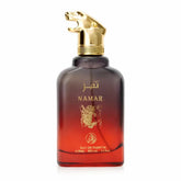 Een elegante glazen fles namar eau de parfum met rood naar donkerpaars verloop en gouden tijgerkopdop