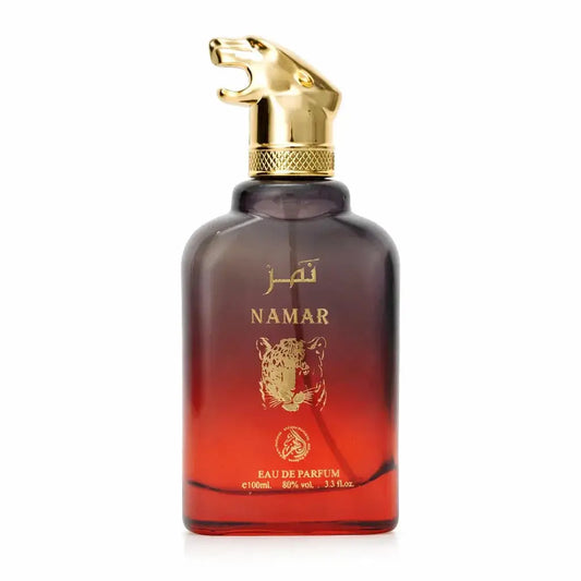 Een elegante glazen fles namar eau de parfum met rood naar donkerpaars verloop en gouden tijgerkopdop