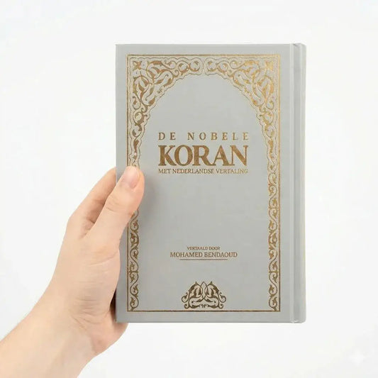 Grijs hardcover boek de nobele koran met nederlandse vertaling door mohamed bendaoud met goudkleurige details