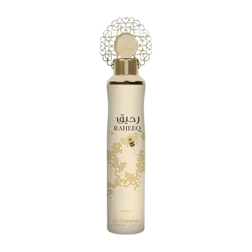 Een slanke crèmekleurige nusuk luchtverfrisser raheeq 300 ml met gouden dop en kantachtige decoratieve top