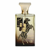 Een rechthoekige glazen fles oudkhayma parfum van khalil mabhi met gouden dop en zwart paard met gouden details