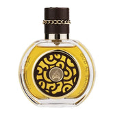 Een duidelijke glazen fles oud al sahraa edp parfum met een donkere bruine dop, gouden ketting en arabisch geïnspireerd ontwerp