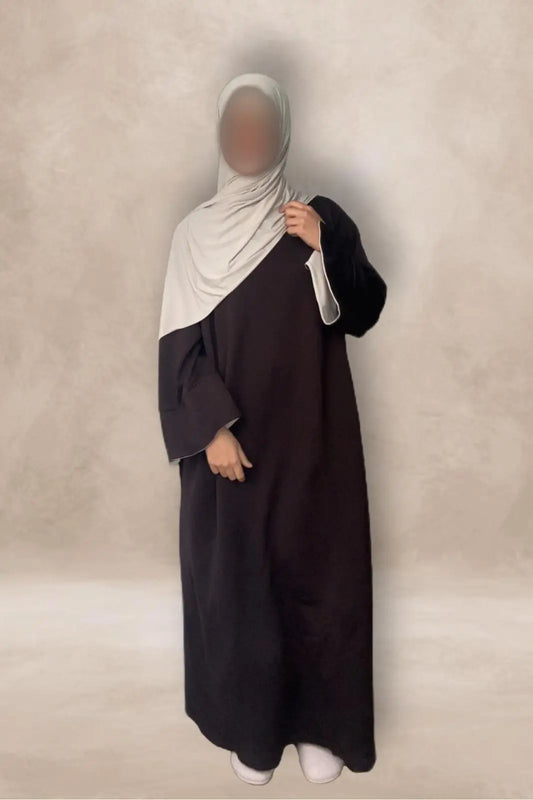 Oversized zwarte abaya met witte accenten en bijpassende hijab in onesize