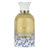 Een heldere glazen parfumfles petra lattafa met een witte geperste dop, gouden accenten en blauwe bloemenprint