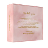 Roze rechthoekige giftbox met gouden folie tekst voor podcast vragenspel zustereditie met zachte aquarel achtergrond