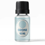 Een helder glazen flesje van Pure Geurolie ozone 10 ml met lichtblauwe vloeistof en zwarte geribbelde dop